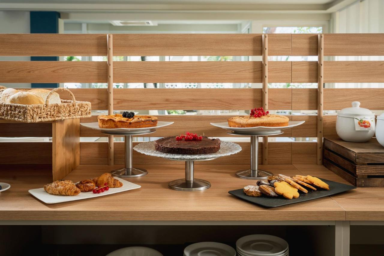Hotel Embassy Riccione Luaran gambar