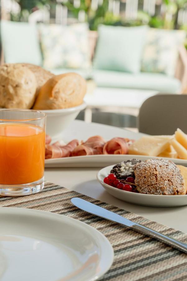 Hotel Embassy Riccione Luaran gambar