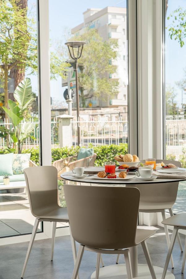 Hotel Embassy Riccione Luaran gambar