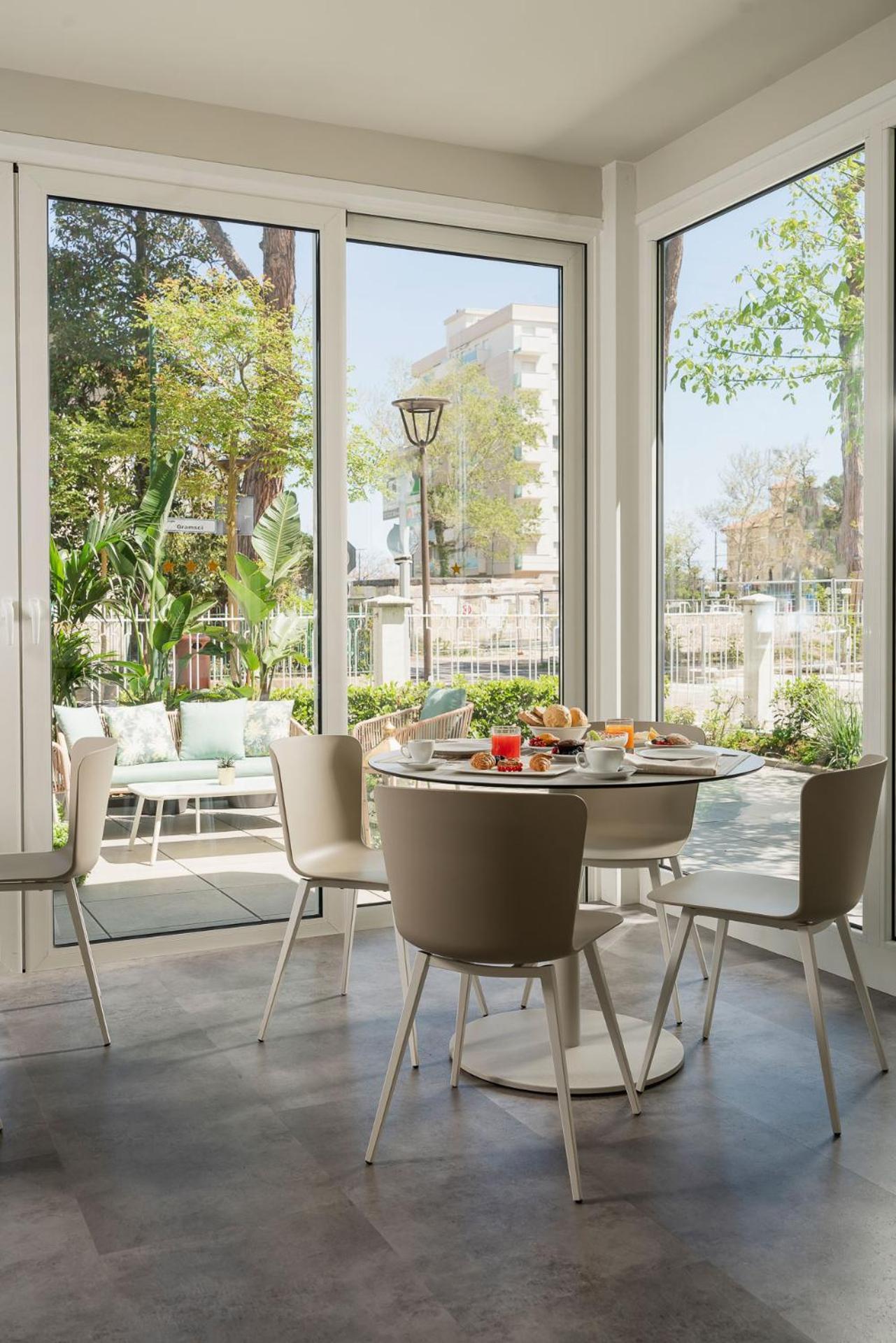 Hotel Embassy Riccione Luaran gambar
